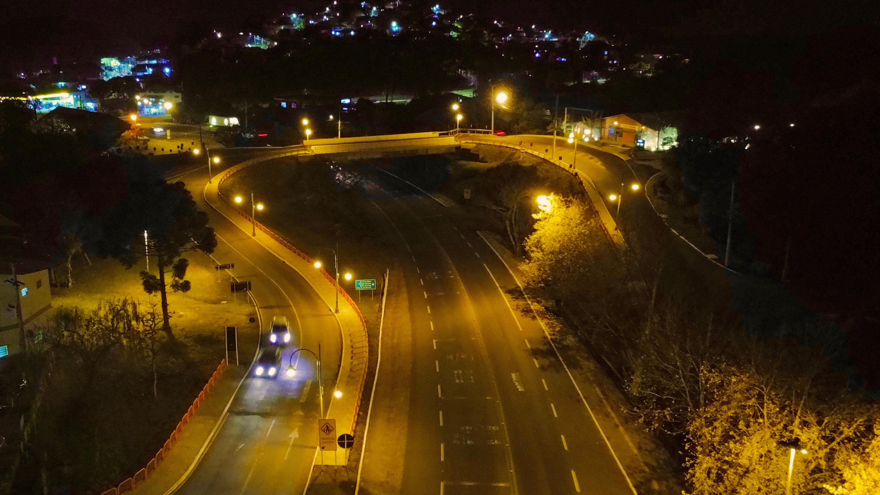 Passarela do viaduto da RS-115 em Gramado recebe investimento em iluminação pública
