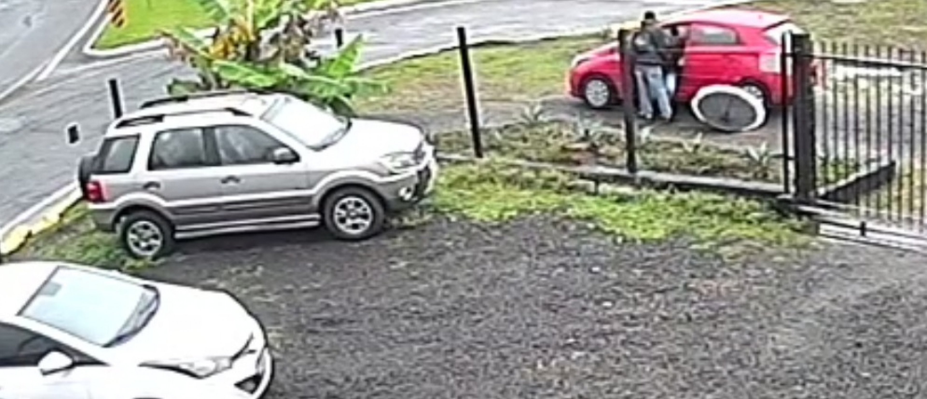 VÍDEO: Homem é preso por roubar veículo em revenda do bairro Scharlau
