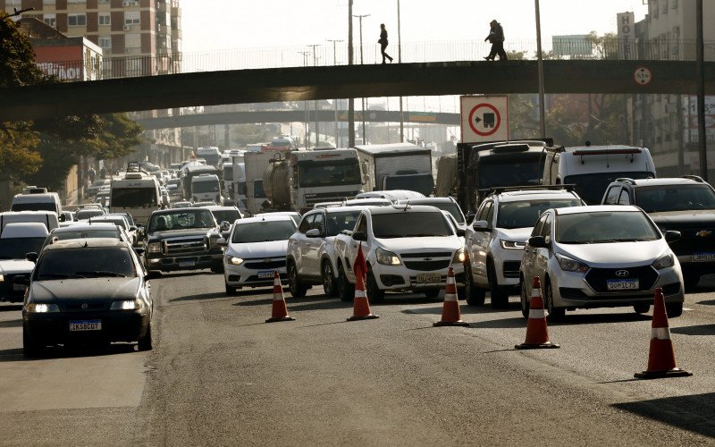 Trânsito é complicado, desde as primeiras horas da manhã desta quinta-feira (10), para quem circula pela BR-116, em Canoas