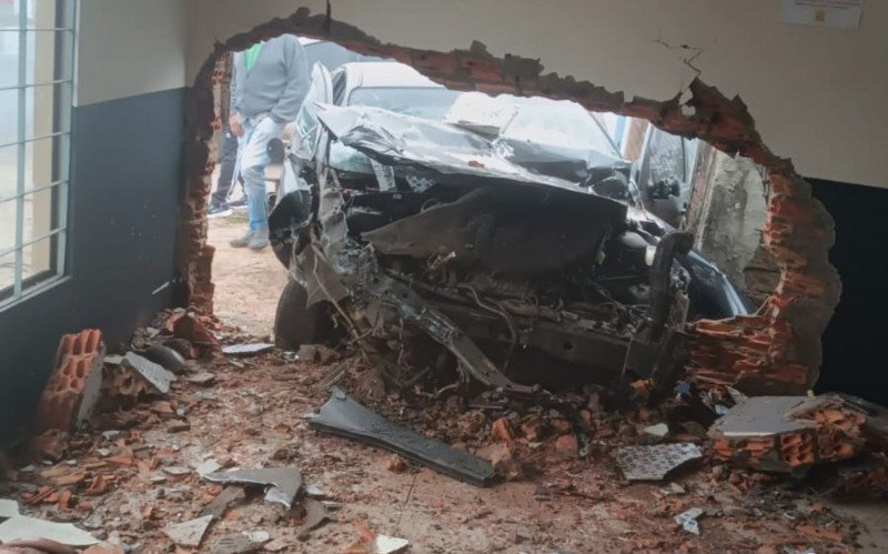 Carro invadiu academia na manhã desta quinta-feira | abc+