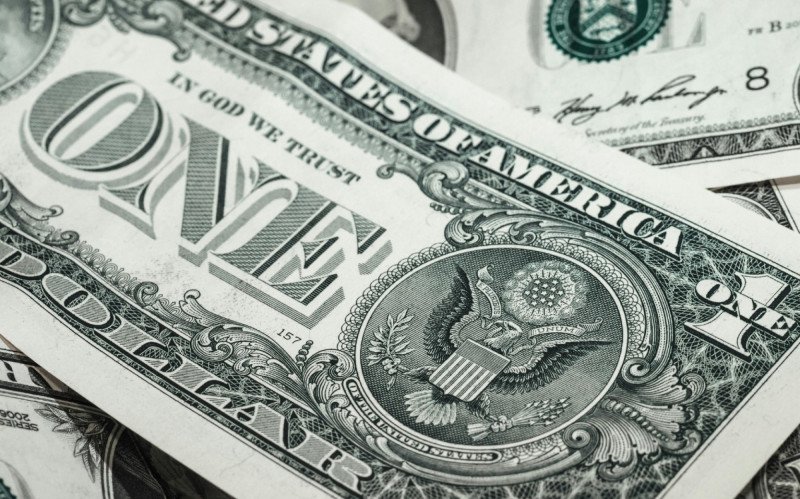 Dólar reagiu com forte alta, chegando a R$ 5,6213 na cotação máxima do dia | abc+