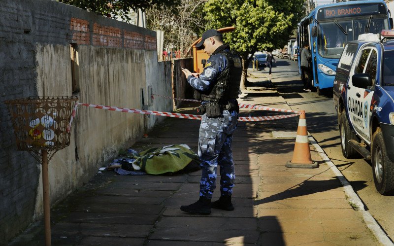 Homem encontrado morto havia sido visto minutos antes, na manhã desta quinta-feira (10), sentado em uma mureta