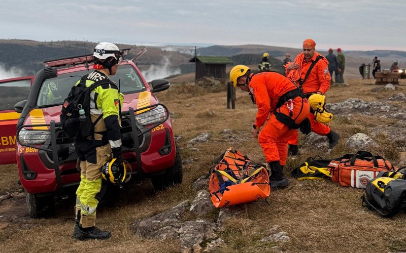 Equipes se preparam para fazer o rapel no Cânion