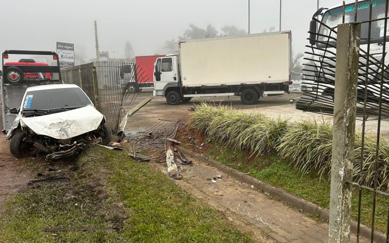 Um carro desgovernado arrancou a cerca de uma concessionária de caminhões às margens da RS-240 | abc+