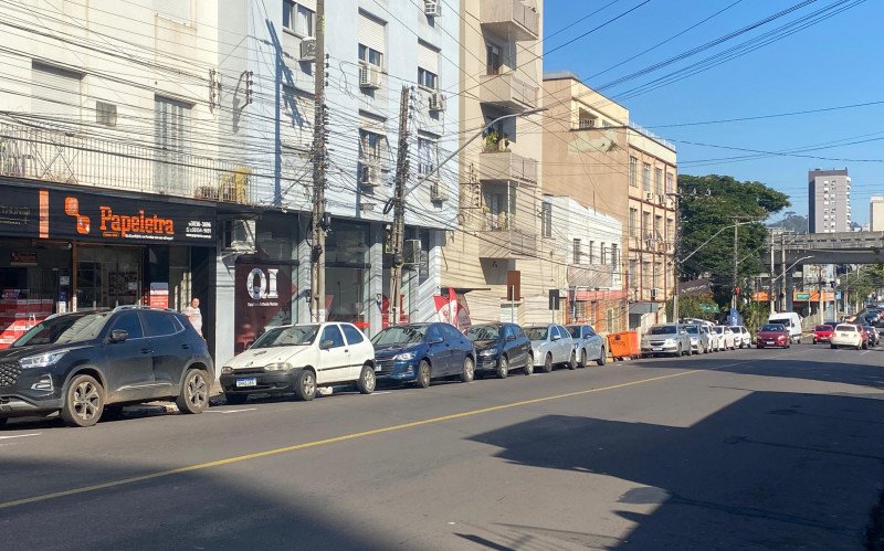 Com a mudança, passa a ser permitido estacionar apenas em um dos lados da via, no sentido Avenida Nações Unidas – Rua Primeiro de Março. | abc+