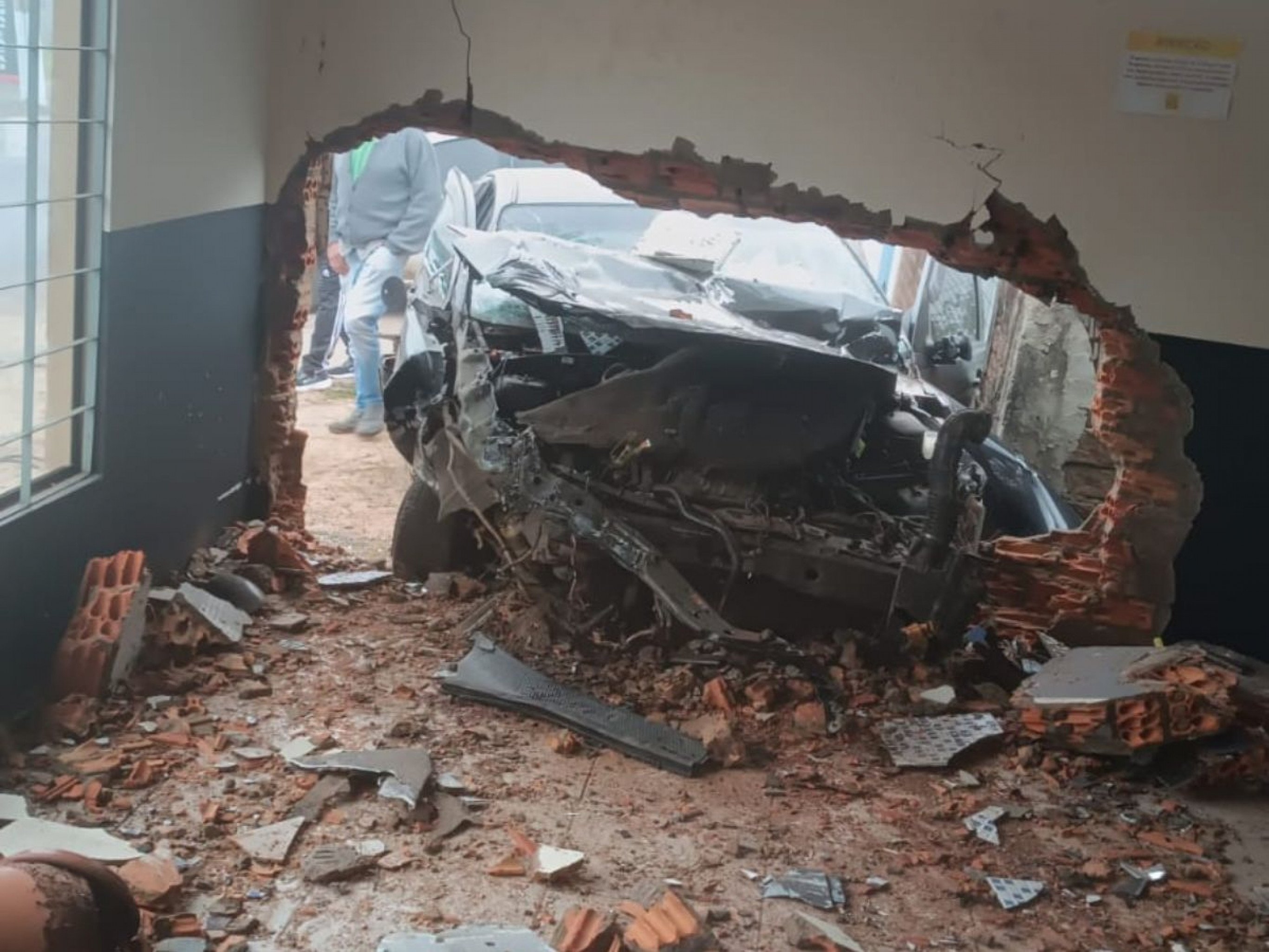 Carro invade academia e deixa 5 pessoas feridas no litoral norte gaúcho