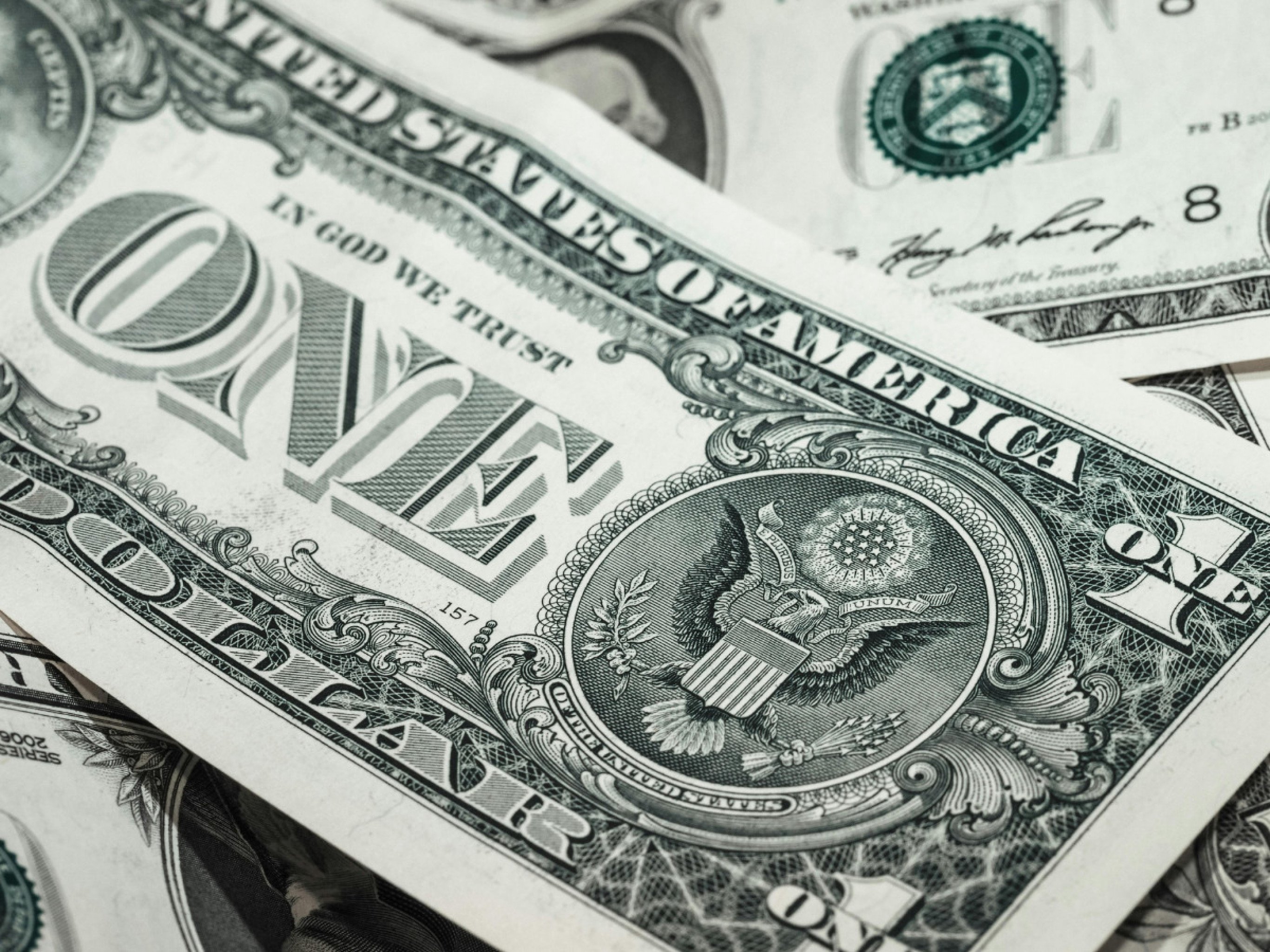 Dólar vai a R$ 5,62 após Trump impor tarifa de 50% sobre produtos brasileiros
