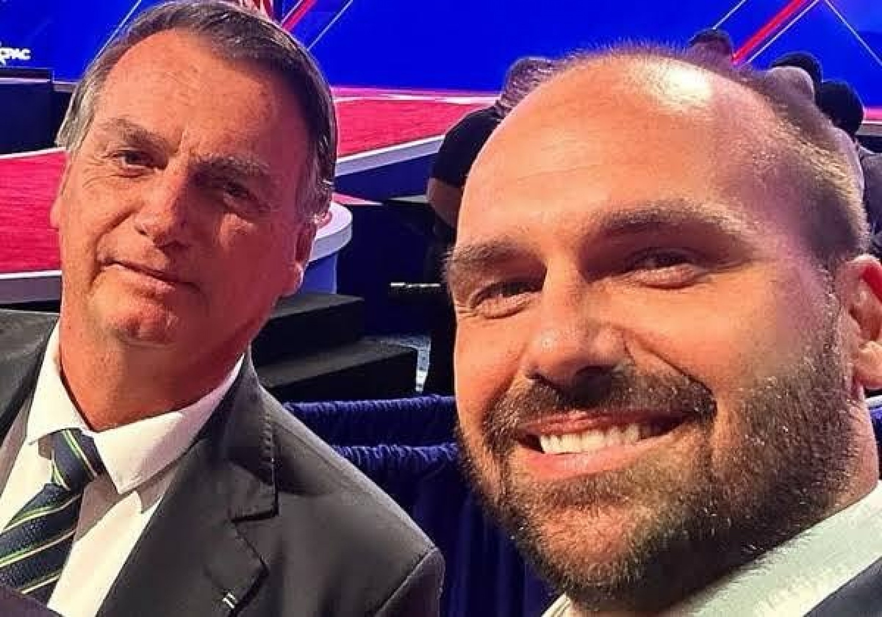 Em meio ao tarifaço de Trump, Bolsonaro comemora aniversário de Eduardo e reforça "perseguição"