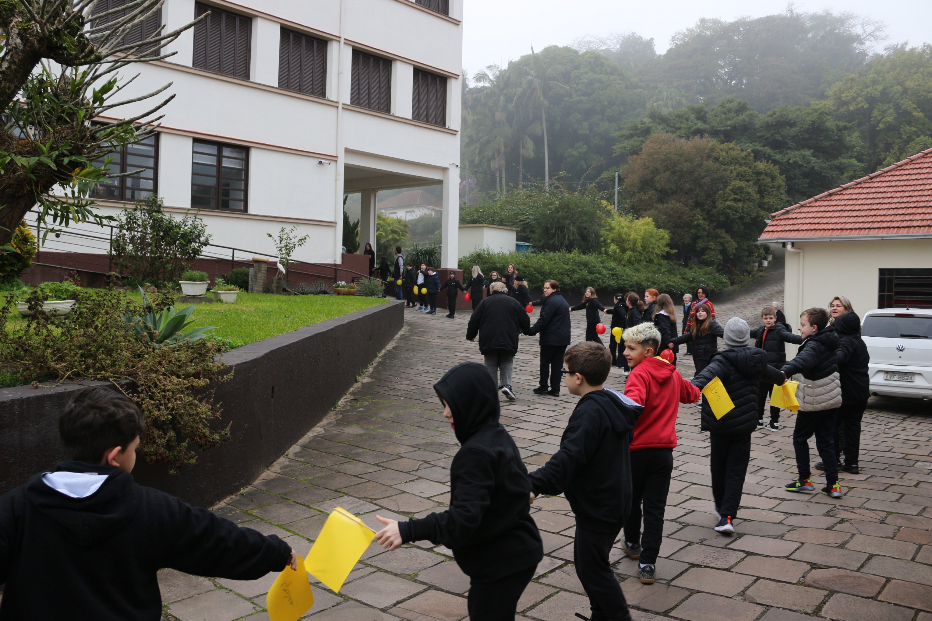 Abraço coletivo dos alunos celebra 125 anos do Colégio Santa Catarina | abc+