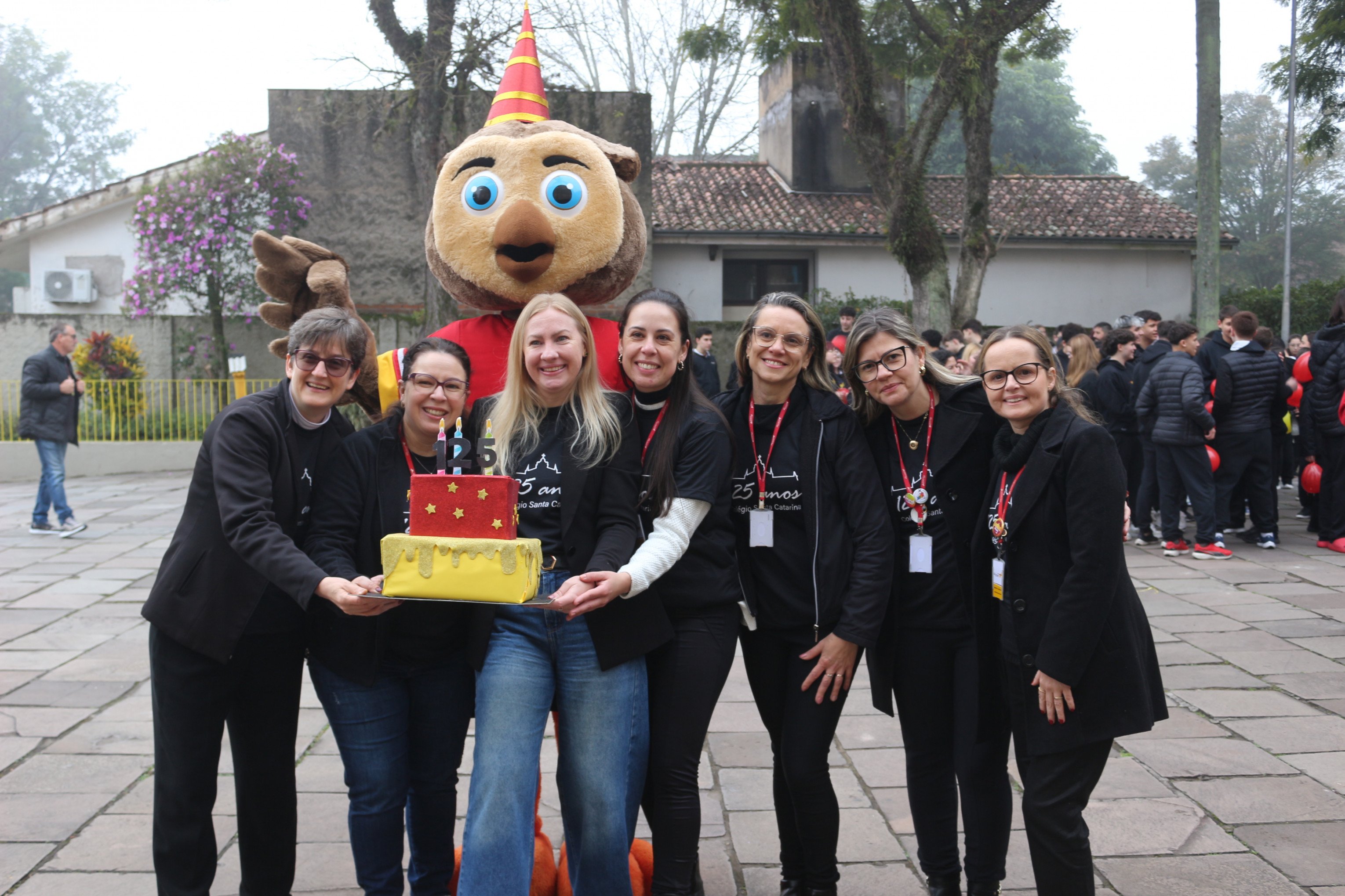 Estudantes cercam o Colégio Santa Catarina em abraço coletivo pelos 125 anos da instituição