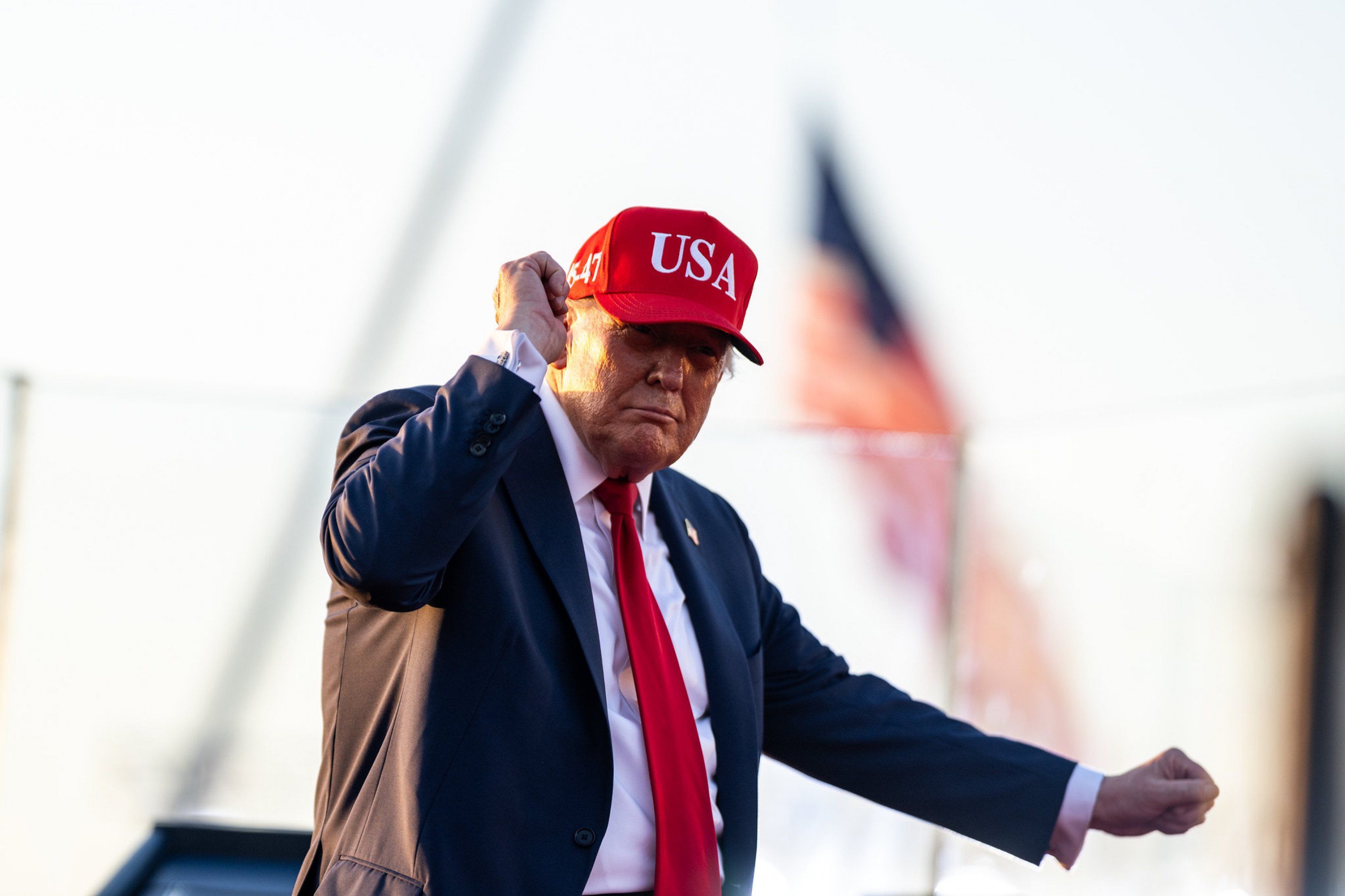 Nenhum presidente dos EUA lucrou tanto no cargo quanto Trump, diz Forbes; entenda