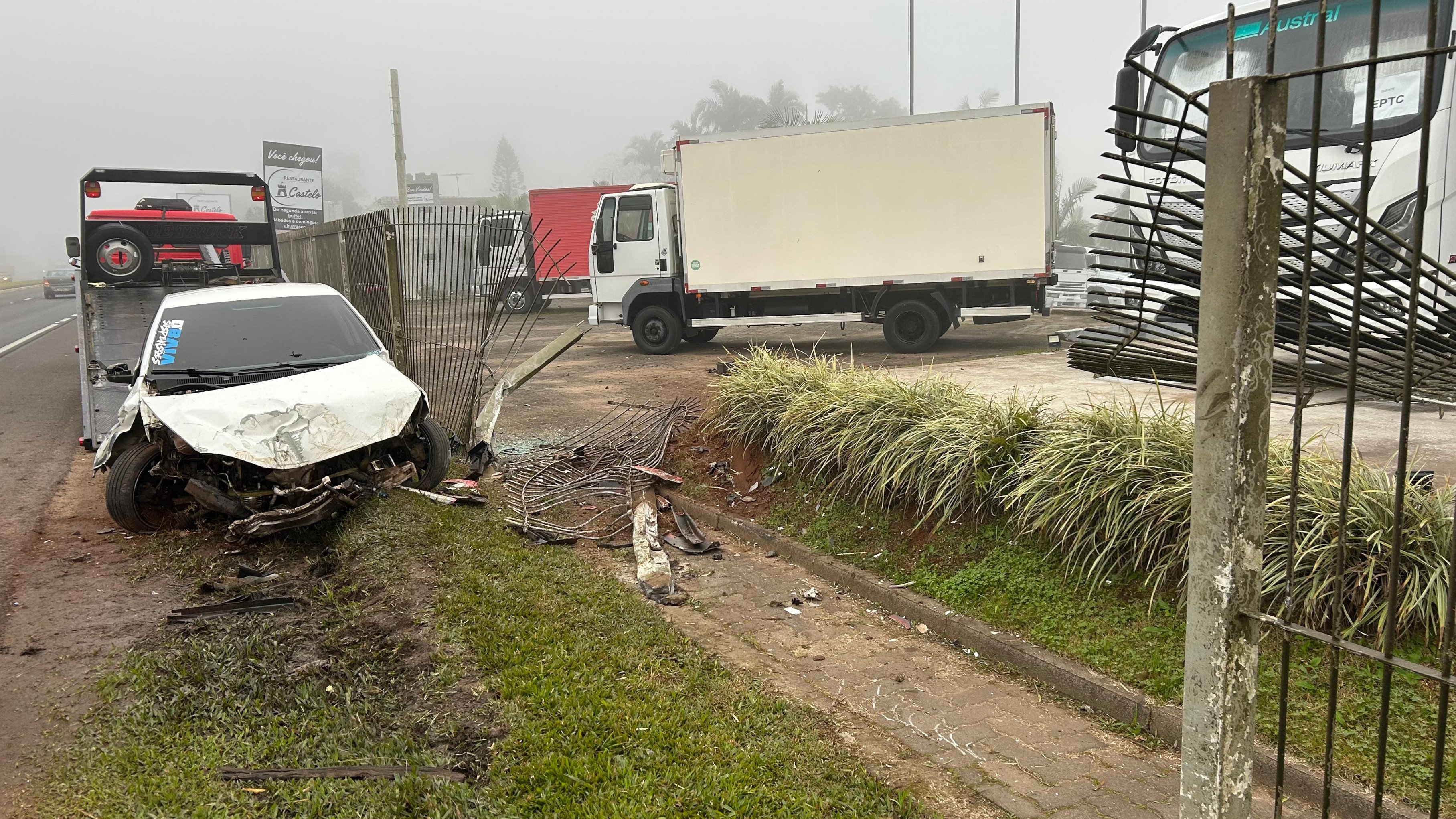 RS-240: Carro desgovernado sai da pista e arranca cerca de concessionária de caminhões