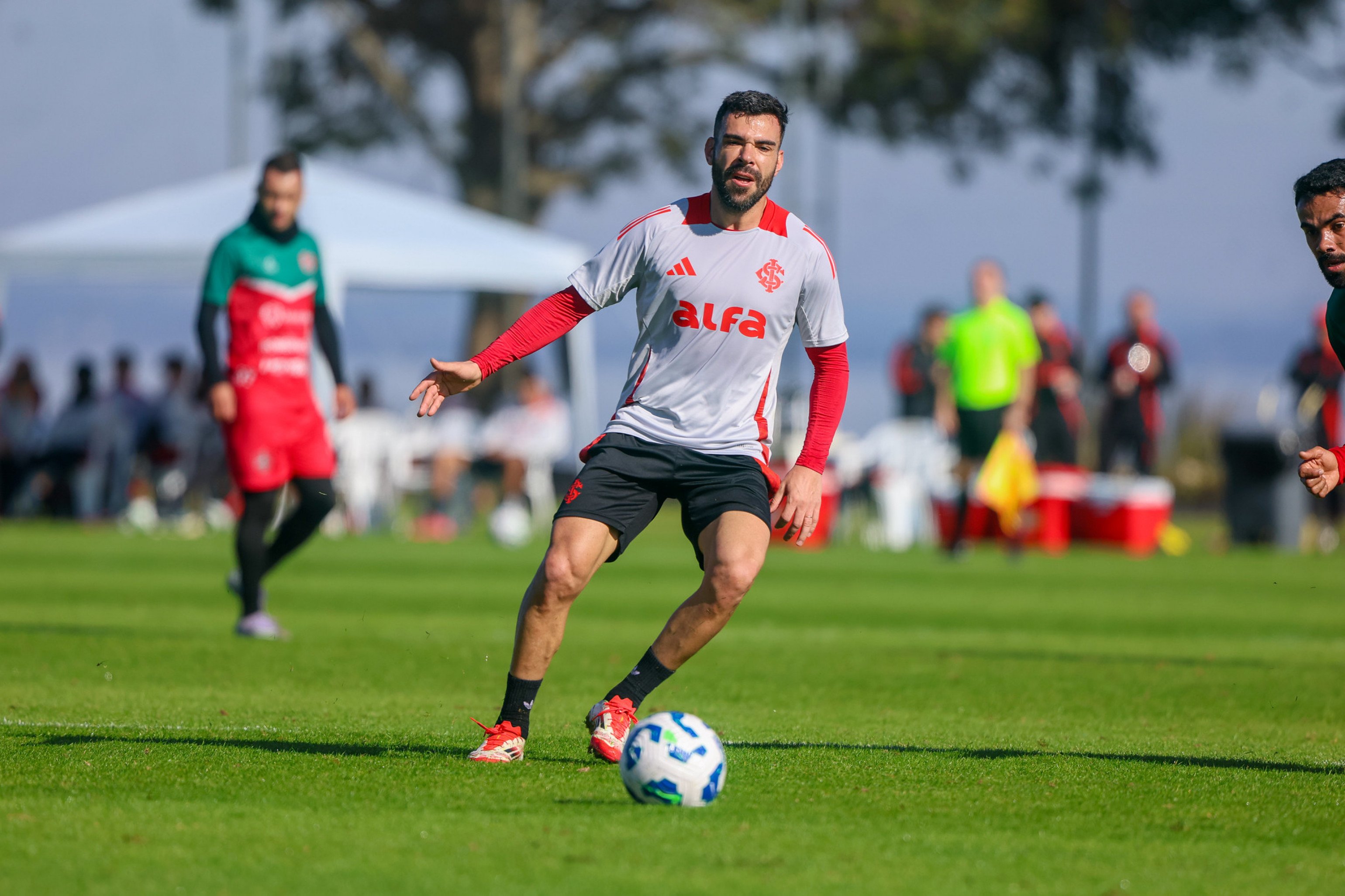 Inter x Vitória: Onde assistir, horário e escalações do jogo do Brasileirão