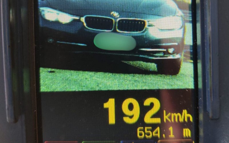 Veículo foi flagrado em velocidade absurda na Estrada do Mar