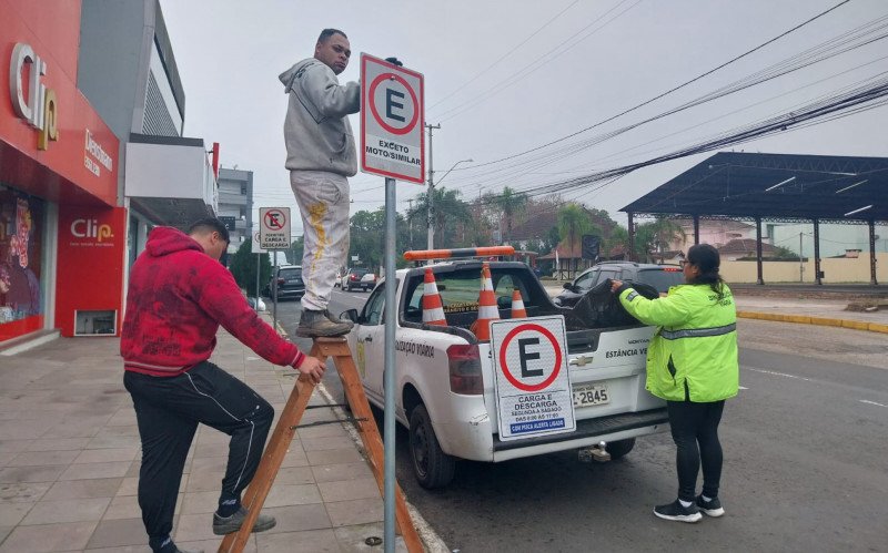 Novas placas de trânsito na Rua Portão em Estância Velha foram instaladas na sexta | abc+