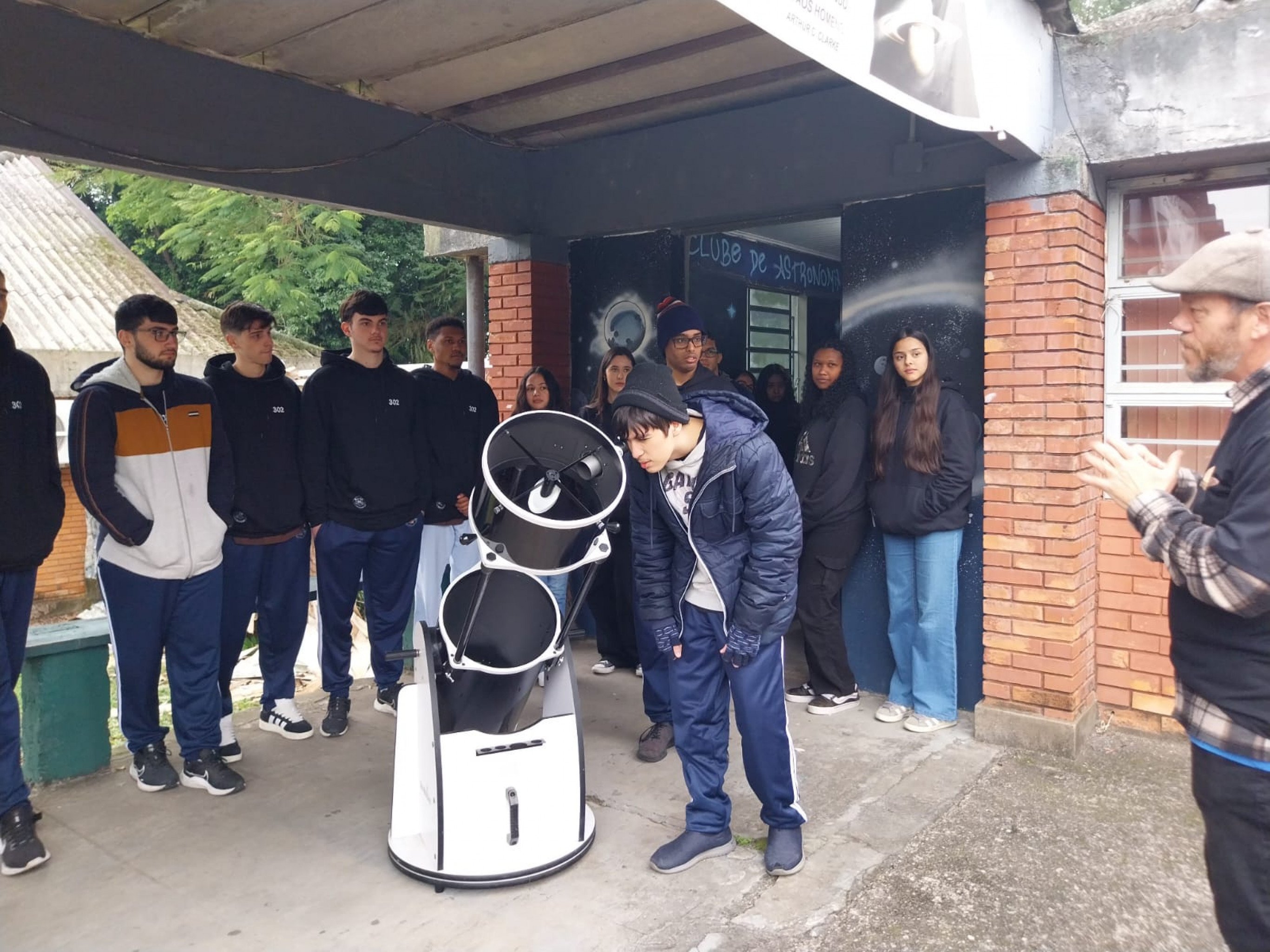 Clube de astronomia difunde conhecimento sobre o universo