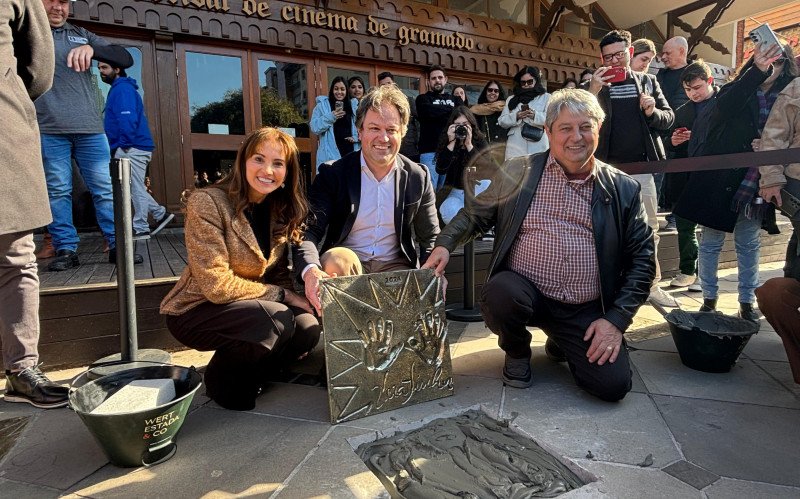 Placa de Vera Fischer e outros artistas são inauguradas na Calçada da Fama de Gramado