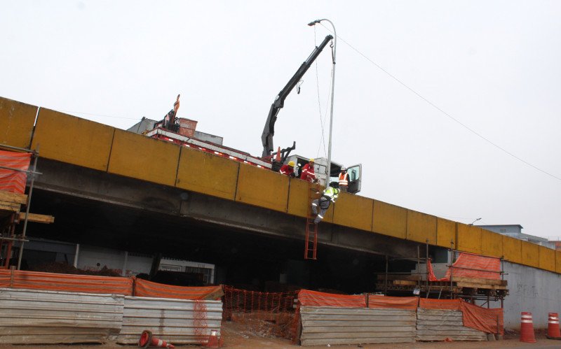 Trabalhadores estão removendo fiações e postes, antes sobre o viaduto da Metrovel, desde o começo da manhã deste sábado (12) | abc+