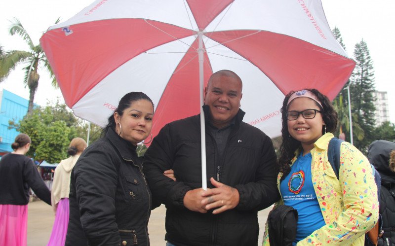  Laura dos Santos Silva e o marido Israel Moraes de Aguiar improvisaram para aguardar a apresentação da filha, Sara | abc+