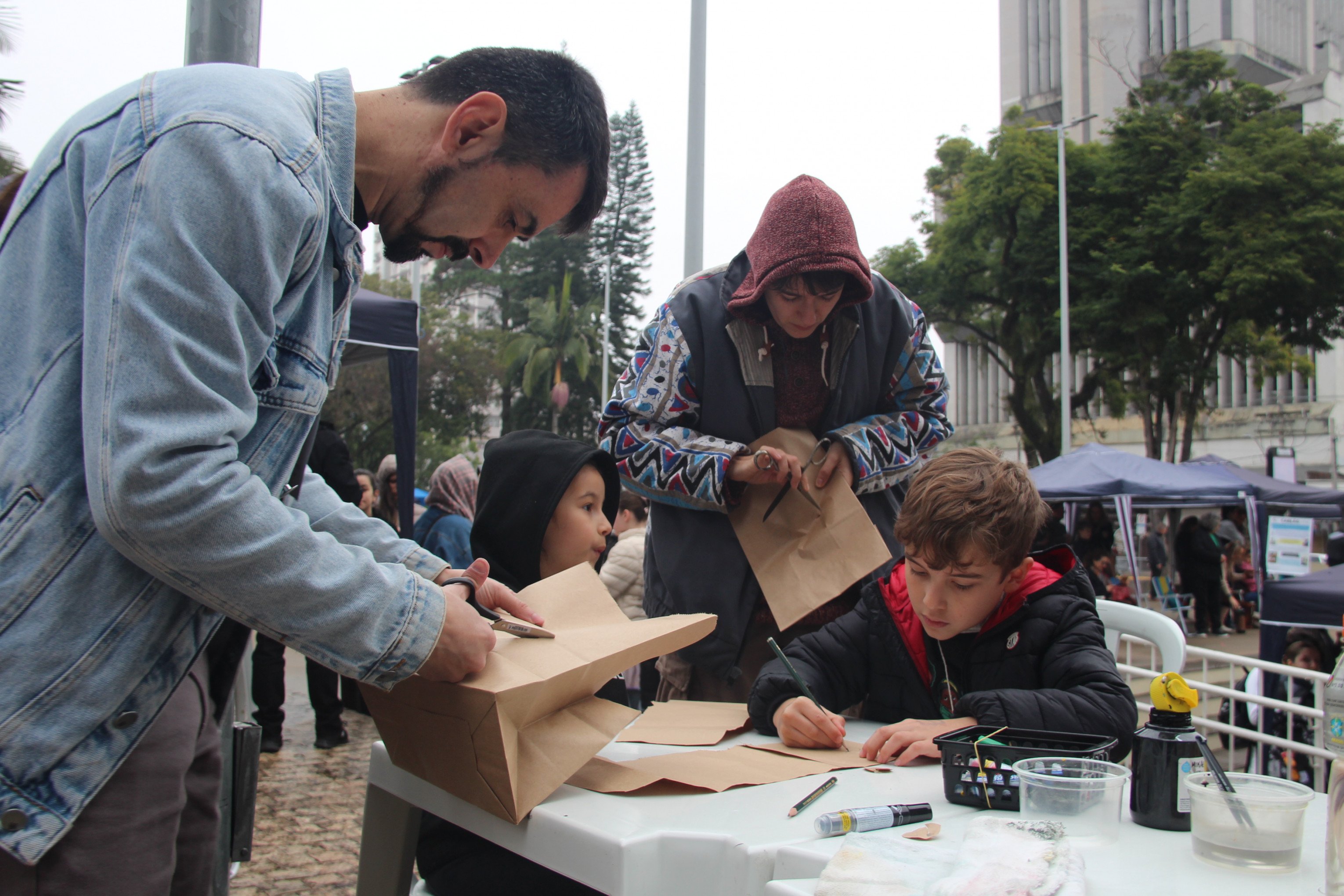 Mostra da Escola Carlão transforma Praça do Imigrante em palco de arte ao ar livre
