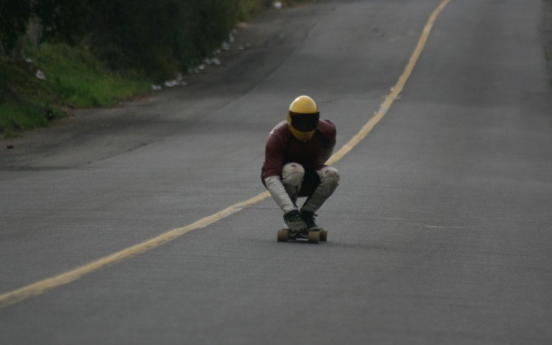 Treinos de skate downhill e outras modalidades sobre rodinhas voltam a acontecer em ladeira icônica de São João do Deserto, em Novo Hamburgo