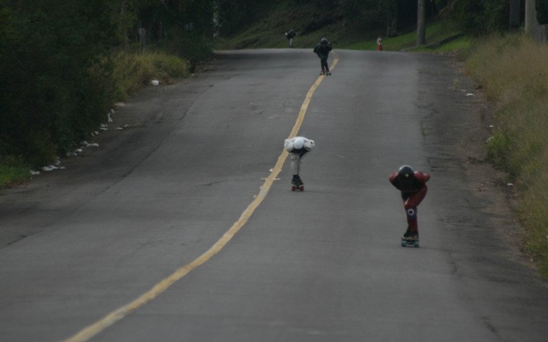 Treinos de skate downhill e outras modalidades sobre rodinhas voltam a acontecer em ladeira icônica de São João do Deserto, em Novo Hamburgo