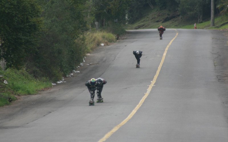 Treinos de skate downhill e outras modalidades sobre rodinhas voltam a acontecer em ladeira icônica de São João do Deserto, em Novo Hamburgo