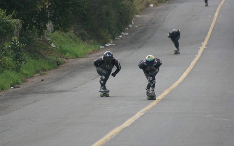 Treinos de skate downhill e outras modalidades sobre rodinhas voltam a acontecer em ladeira icônica de São João do Deserto, em Novo Hamburgo