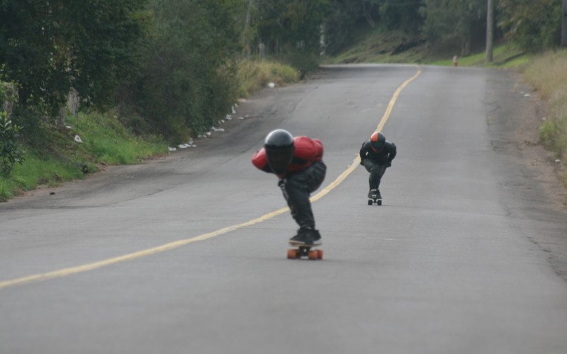 Treinos de skate downhill e outras modalidades sobre rodinhas voltam a acontecer em ladeira icônica de São João do Deserto, em Novo Hamburgo