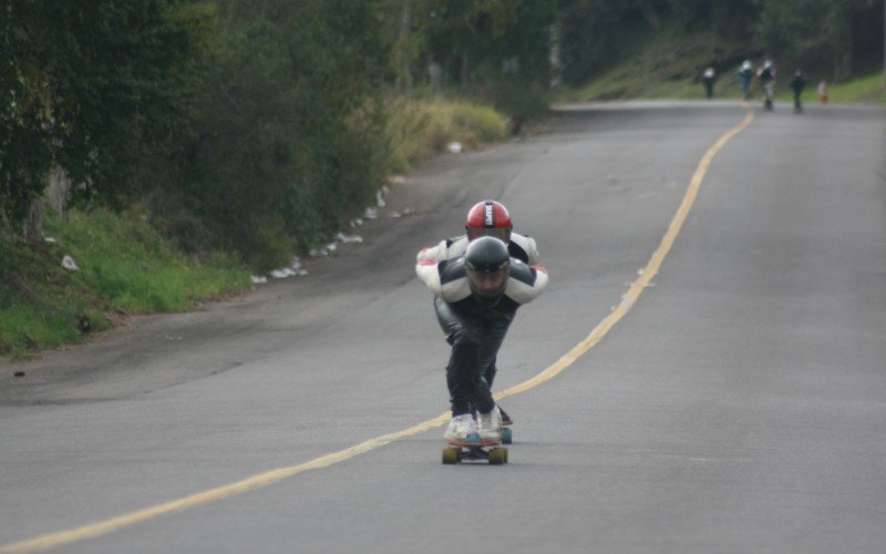 Treinos de skate downhill e outras modalidades sobre rodinhas voltam a acontecer em ladeira icônica de São João do Deserto, em Novo Hamburgo