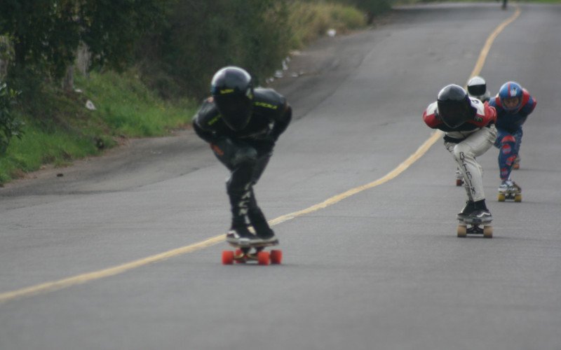 Treinos de skate downhill e outras modalidades sobre rodinhas voltam a acontecer em ladeira icônica de São João do Deserto, em Novo Hamburgo