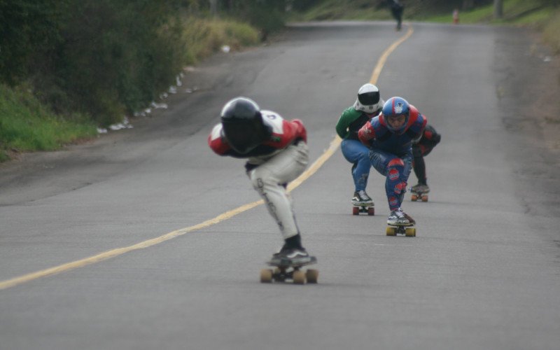 Treinos de skate downhill e outras modalidades sobre rodinhas voltam a acontecer em ladeira icônica de São João do Deserto, em Novo Hamburgo
