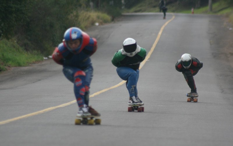 Treinos de skate downhill e outras modalidades sobre rodinhas voltam a acontecer em ladeira icônica de São João do Deserto, em Novo Hamburgo | abc+