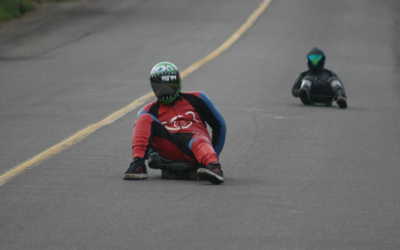 Treinos de skate downhill e outras modalidades sobre rodinhas voltam a acontecer em ladeira icônica de São João do Deserto, em Novo Hamburgo