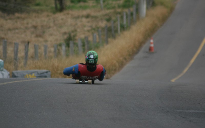 Treinos de skate downhill e outras modalidades sobre rodinhas voltam a acontecer em ladeira icônica de São João do Deserto, em Novo Hamburgo