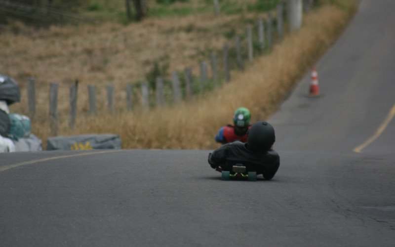 Treinos de skate downhill e outras modalidades sobre rodinhas voltam a acontecer em ladeira icônica de São João do Deserto, em Novo Hamburgo