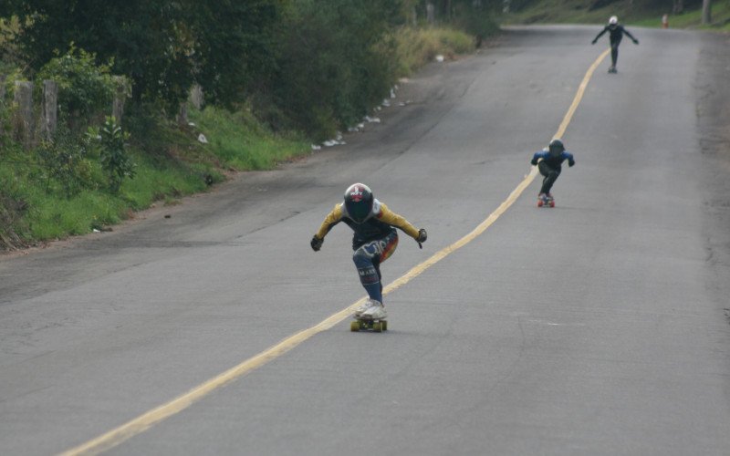 Treinos de skate downhill e outras modalidades sobre rodinhas voltam a acontecer em ladeira icônica de São João do Deserto, em Novo Hamburgo