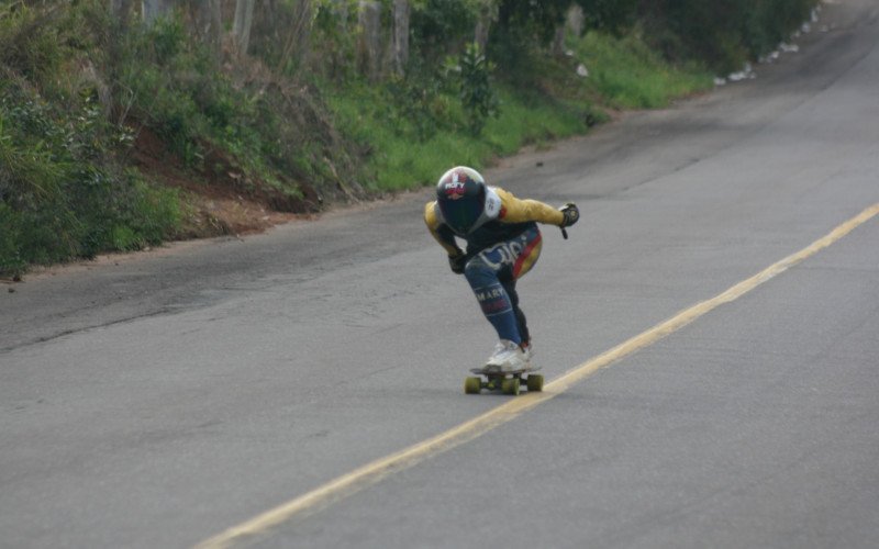Treinos de skate downhill e outras modalidades sobre rodinhas voltam a acontecer em ladeira icônica de São João do Deserto, em Novo Hamburgo