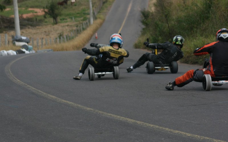 Treinos de skate downhill e outras modalidades sobre rodinhas voltam a acontecer em ladeira icônica de São João do Deserto, em Novo Hamburgo