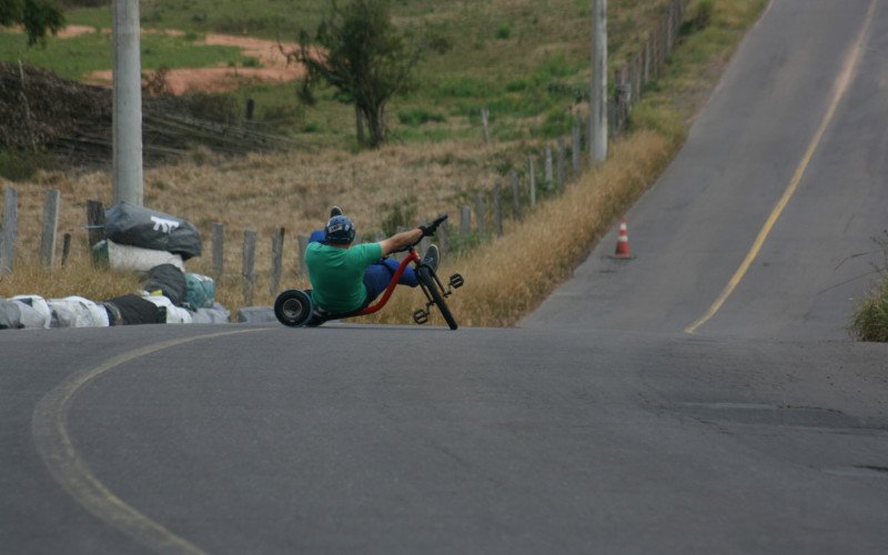 Treinos de skate downhill e outras modalidades sobre rodinhas voltam a acontecer em ladeira icônica de São João do Deserto, em Novo Hamburgo