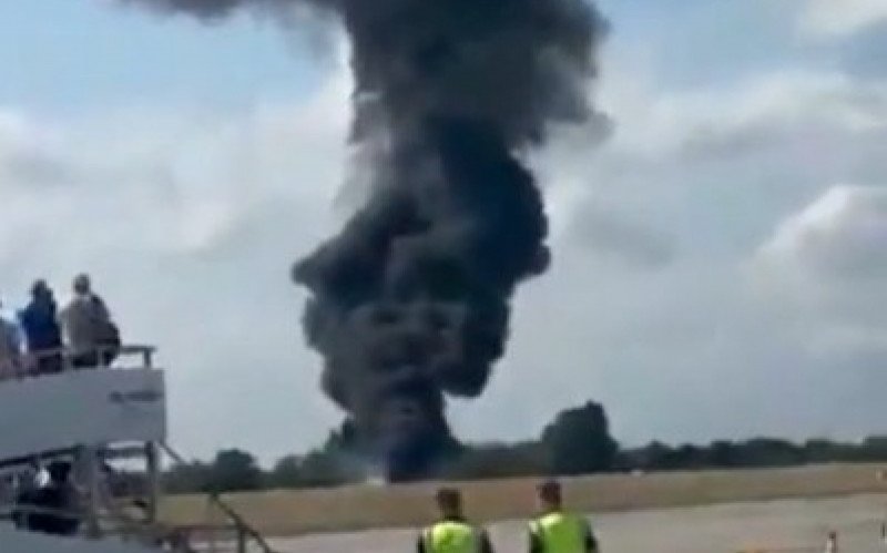 Avião de pequeno porte cai nos arredores de Londres | abc+