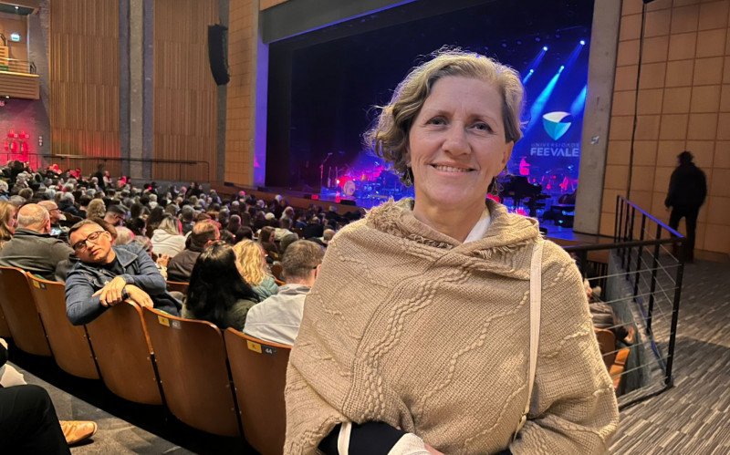 A instrutora de yoga, Elaine Santos, 62 anos, foi ao show da Orquestra de Sopros de Novo Hamburgo com banda The Dogs | abc+