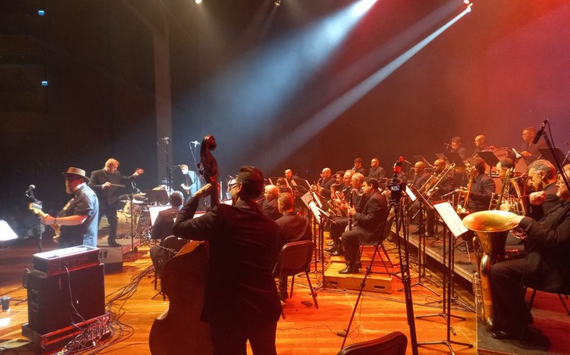 Orquestra de Sopros Novo Hamburgo com banda The Dogs no Teatro Feevale | abc+