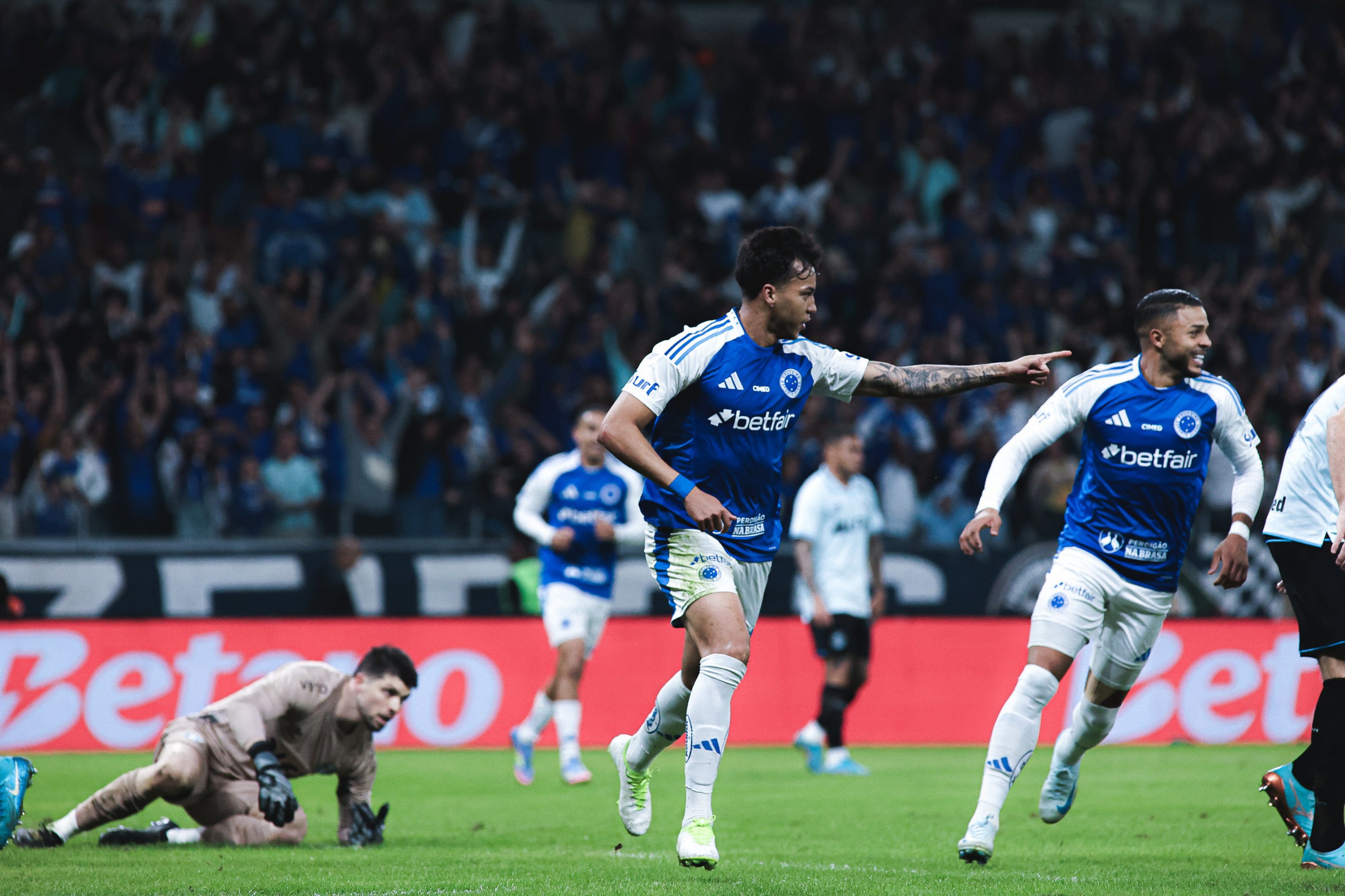 Grêmio repete erros e é goleado pelo Cruzeiro no Mineirão