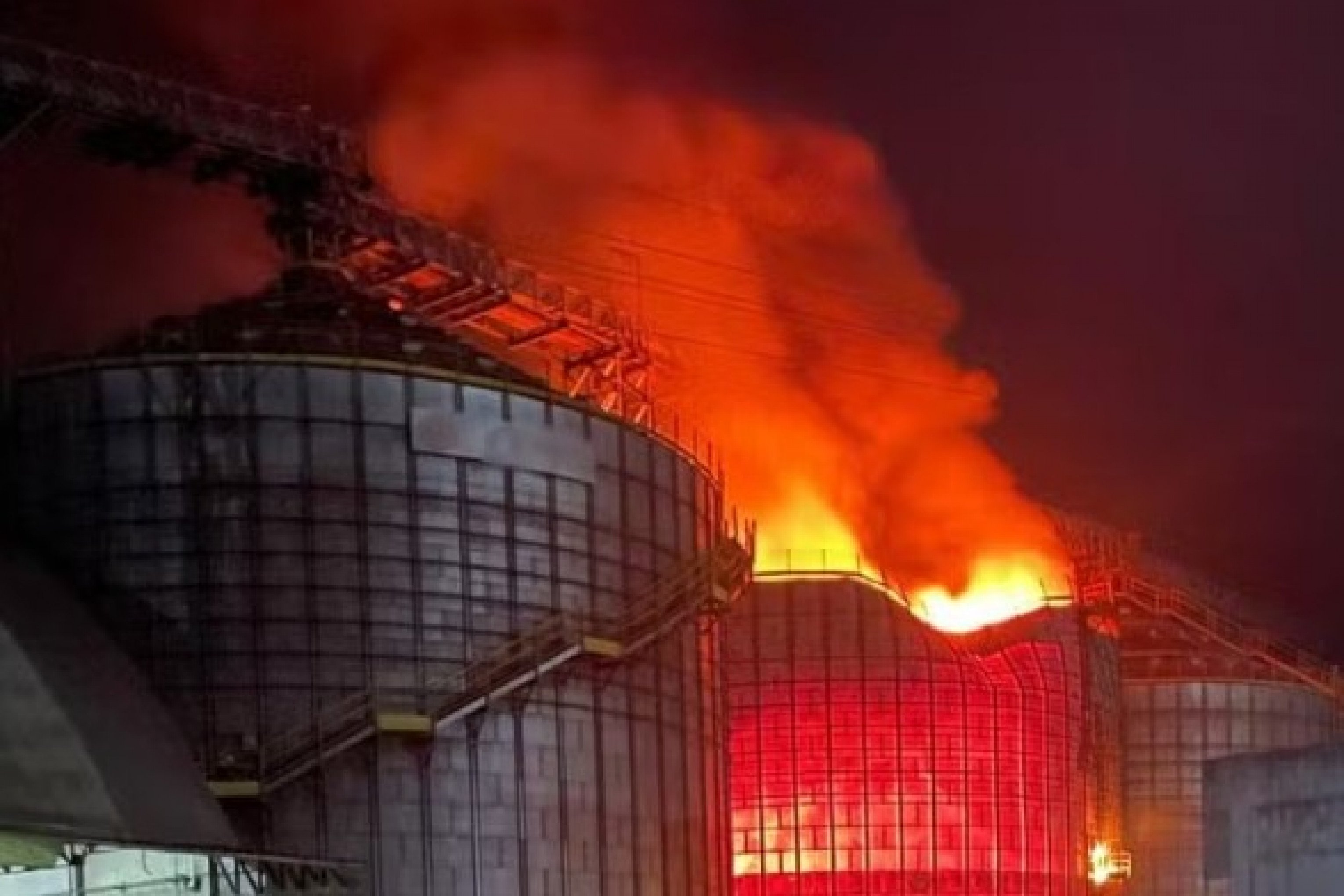 Incêndio atinge desde sexta-feira um silo cheio de soja no Rio Grande do Sul