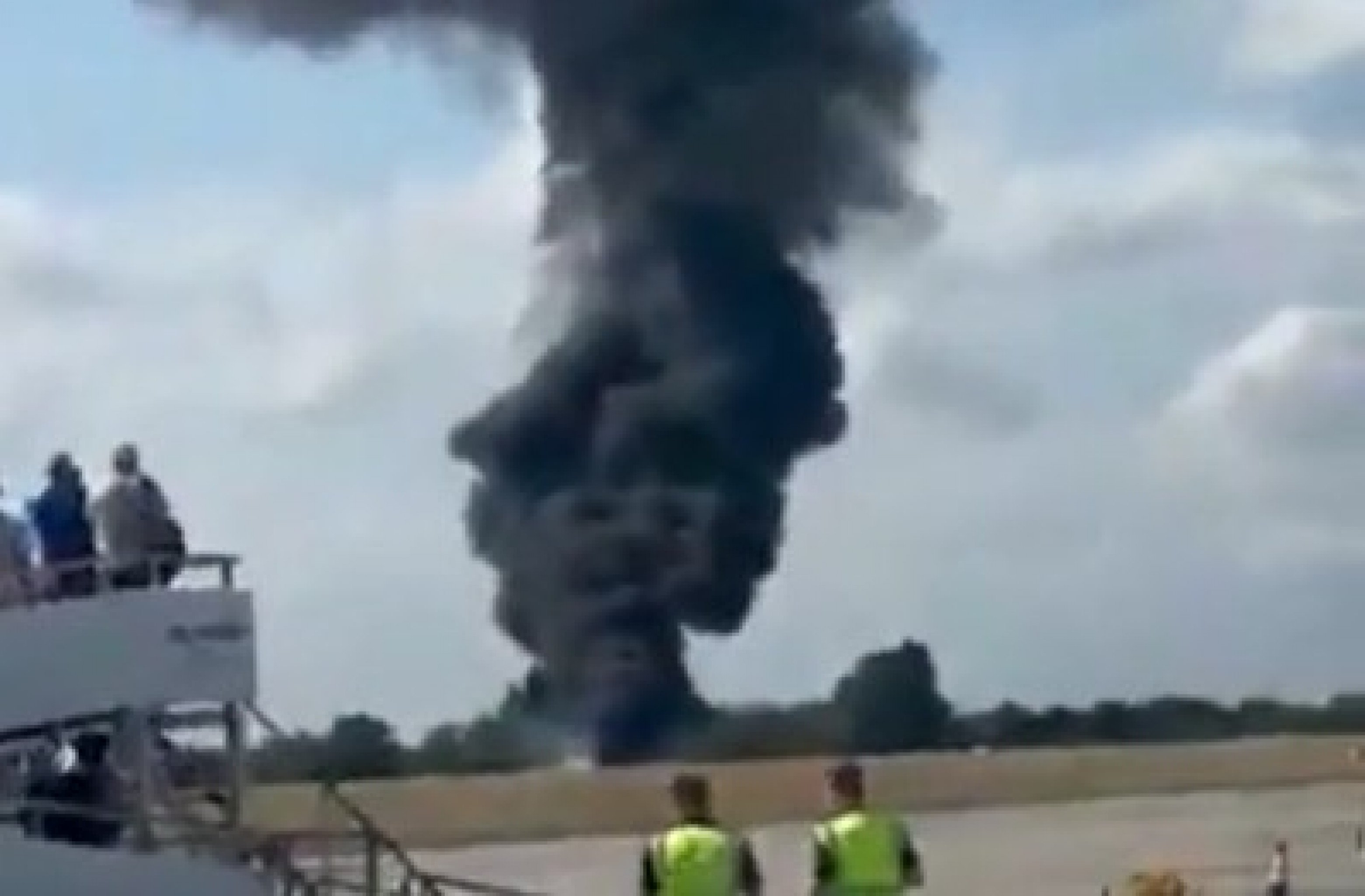 Avião de pequeno porte cai logo após a decolagem e imagem da explosão impressiona
