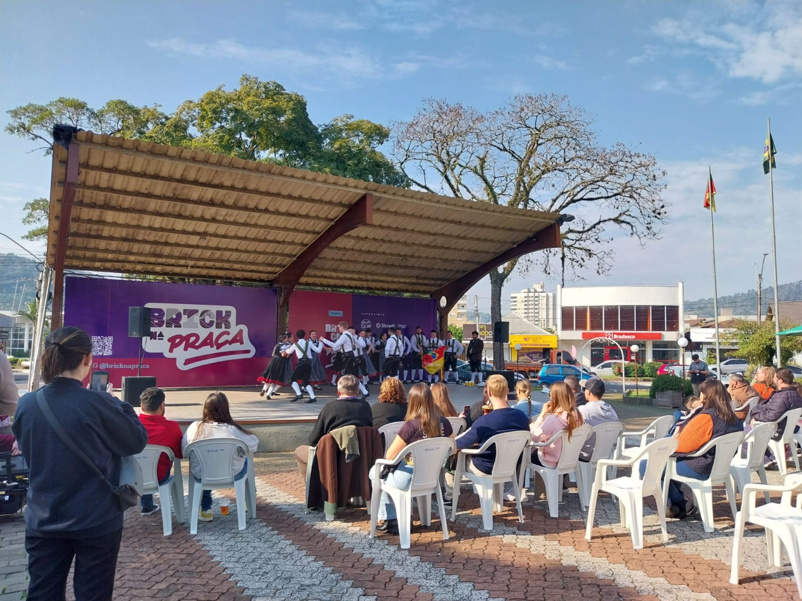 Pequenos empreendedores garantem compras de visitantes do Brick na Praça