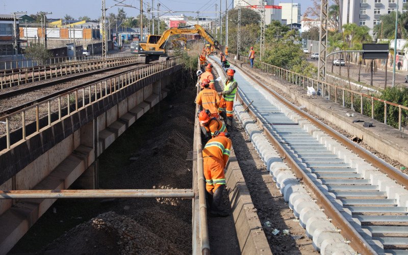 Trensurb avança em obra essencial na via férrea para restabelecer velocidade normal dos trens | abc+