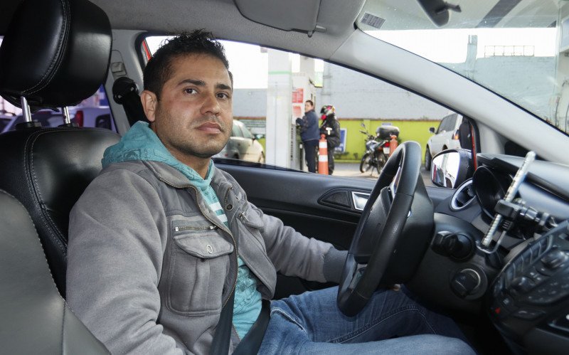 O motorista Ley Nogueira Vaz, 40 anos, diz que cada centavo poupado, ao final do dia, conta positivamente | abc+