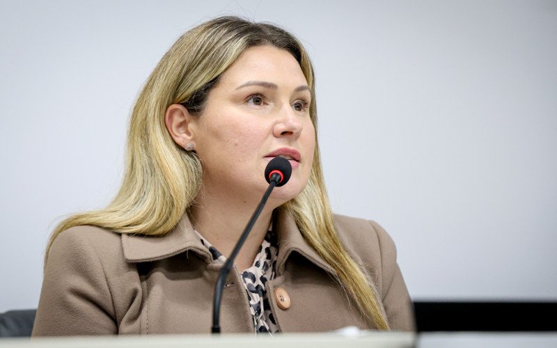 A operação policial mira um ex-vereador acusado de "rachadinha" em São Leopoldo, gerando reação imediata do Legislativo hamburguense. | abc+